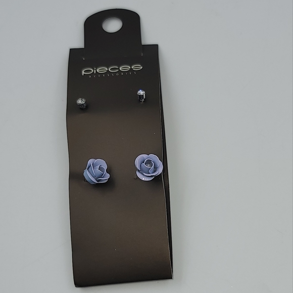 Fashion dainty periwinkle flower earrings and stud set - Picture 4 of 6